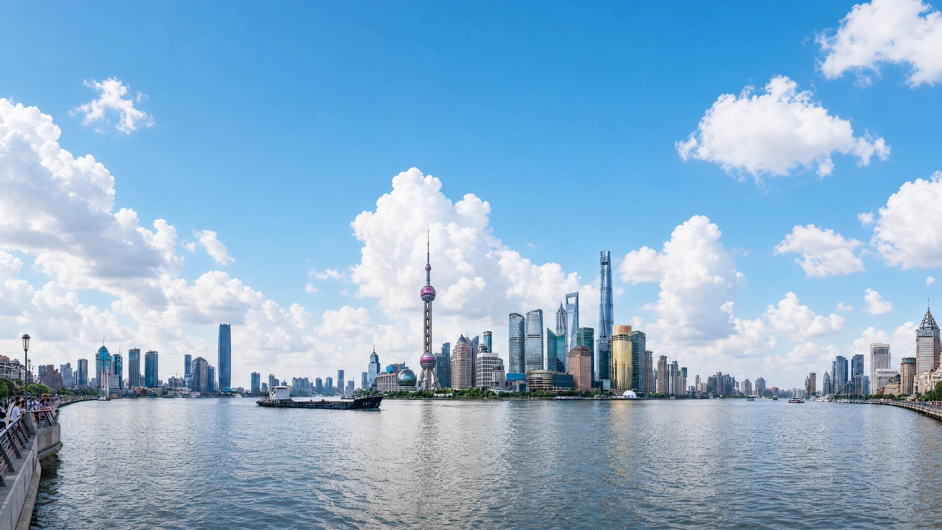 上海陆家嘴天际线与黄浦江